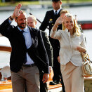 The Crown Prince and Crown Princess on the quay in Lillesand (Photo: Gorm Kallestad / Scanpix)